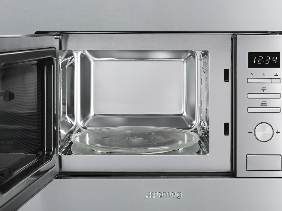Horno de microondas convencional Smeg modelo FMIU020X 3