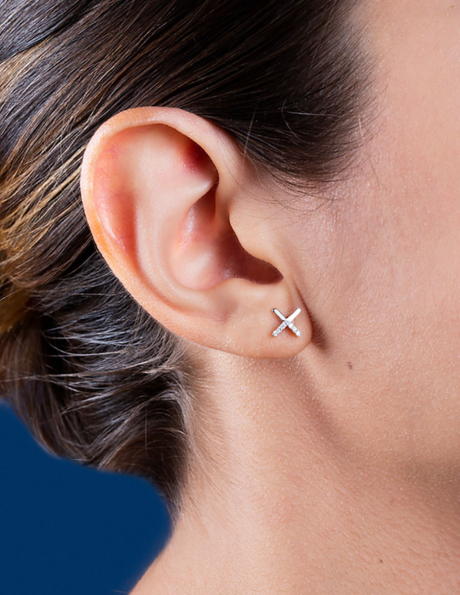 Aretes de oro blanco 14 K con acabado pavé diamante