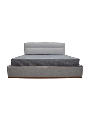 Cama de madera y tela