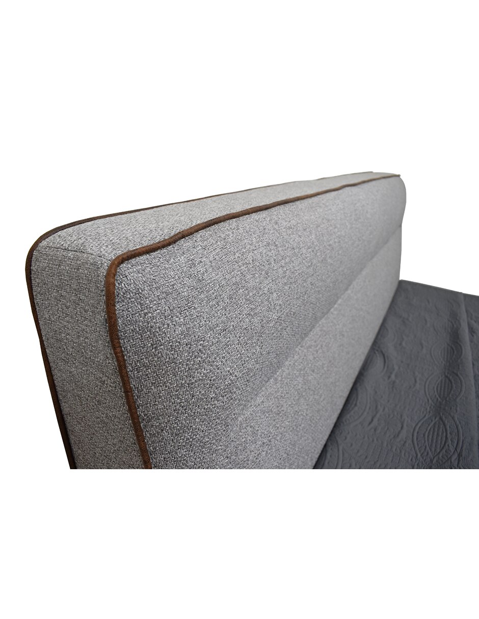 Cama de madera y tela