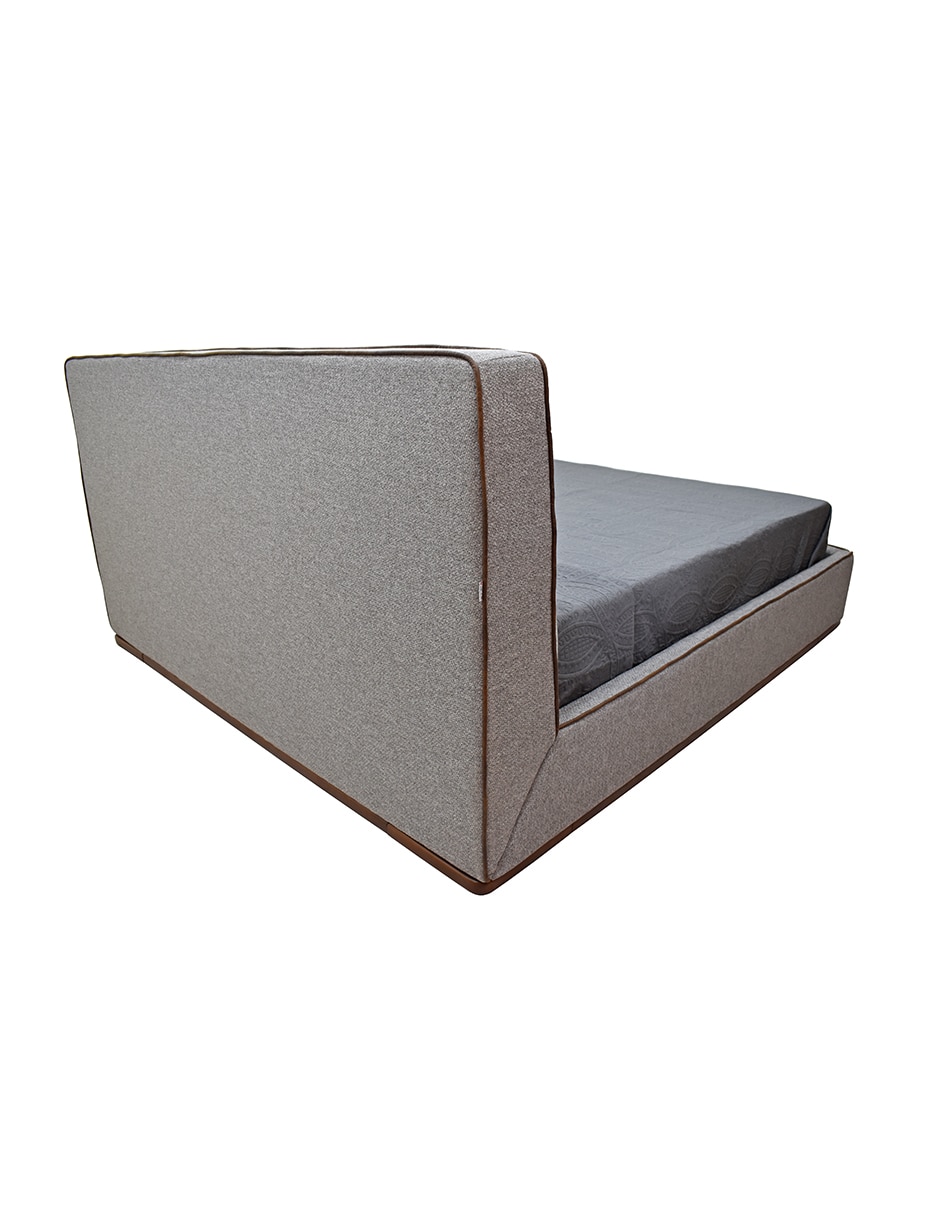 Cama de madera y tela