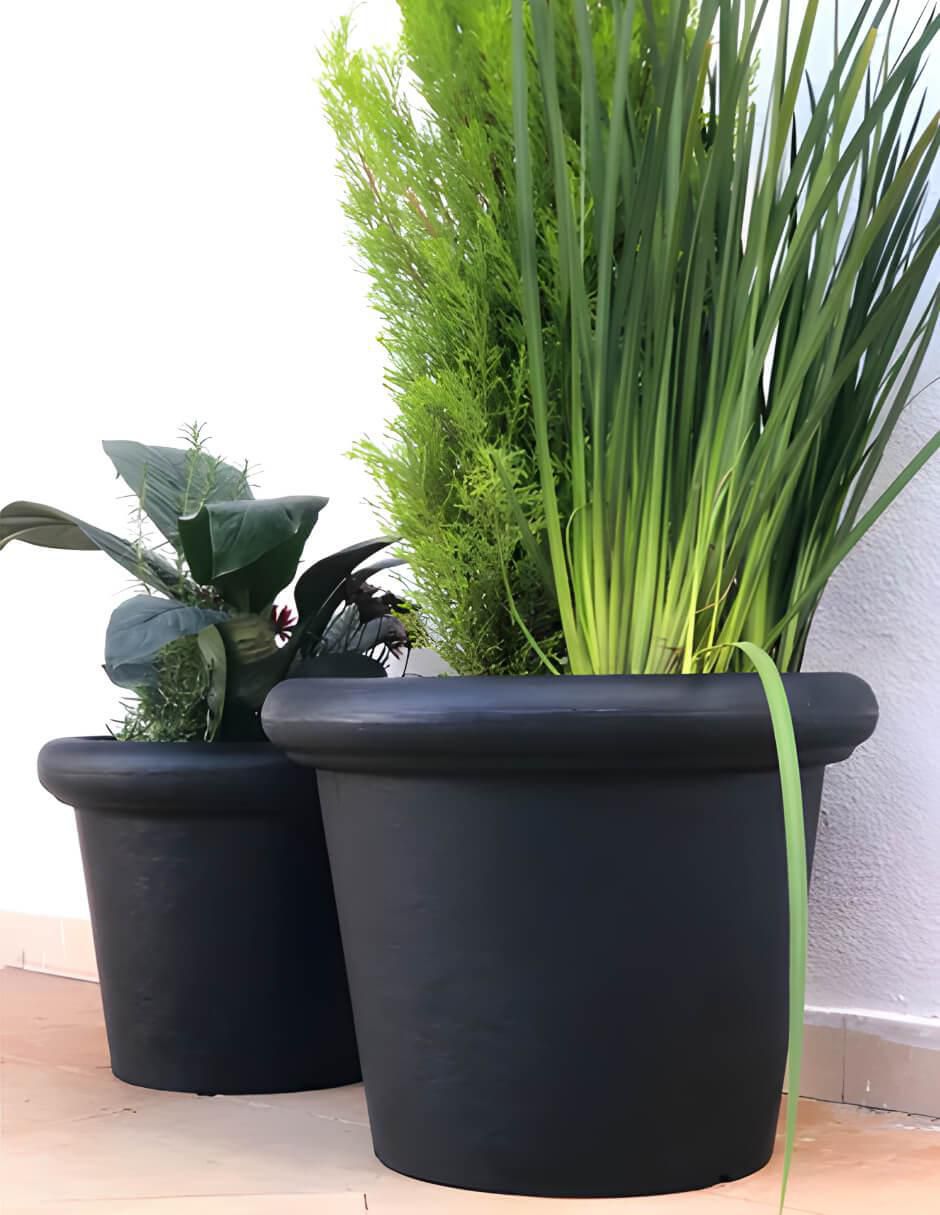 Maceta de plástico con sistema automático de riego 3