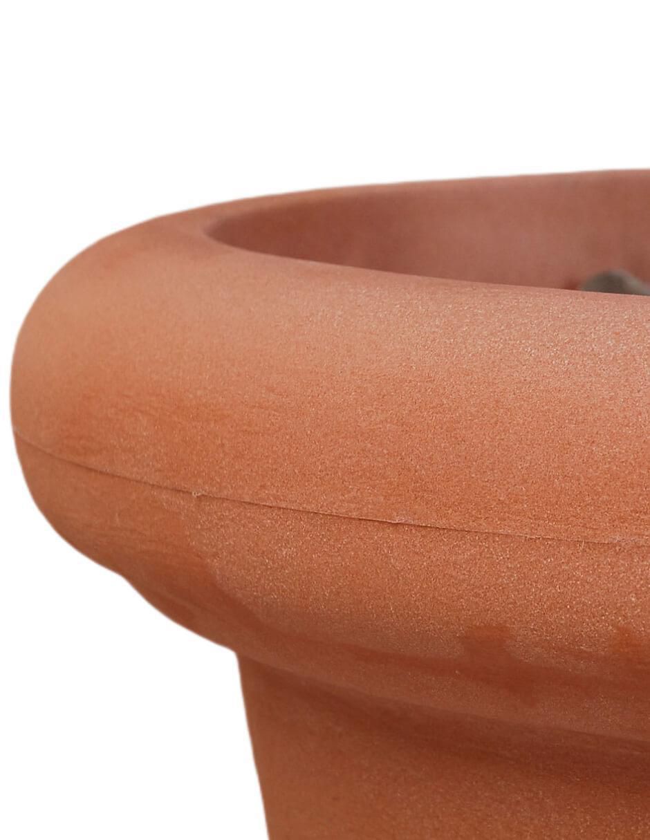 Maceta de plástico con sistema automático de riego 4