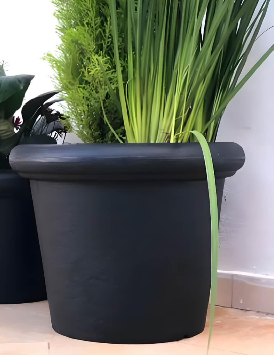 Maceta de plástico con sistema automático de riego