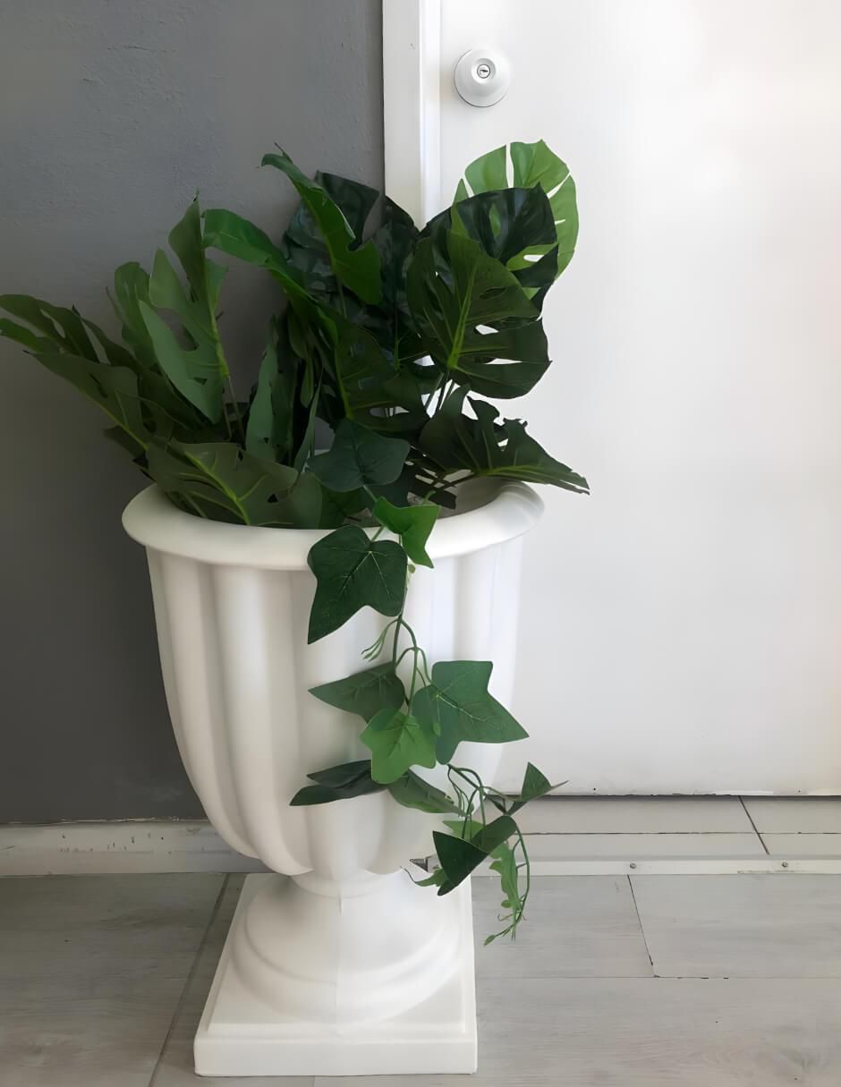 Maceta de plástico con sistema automático de riego