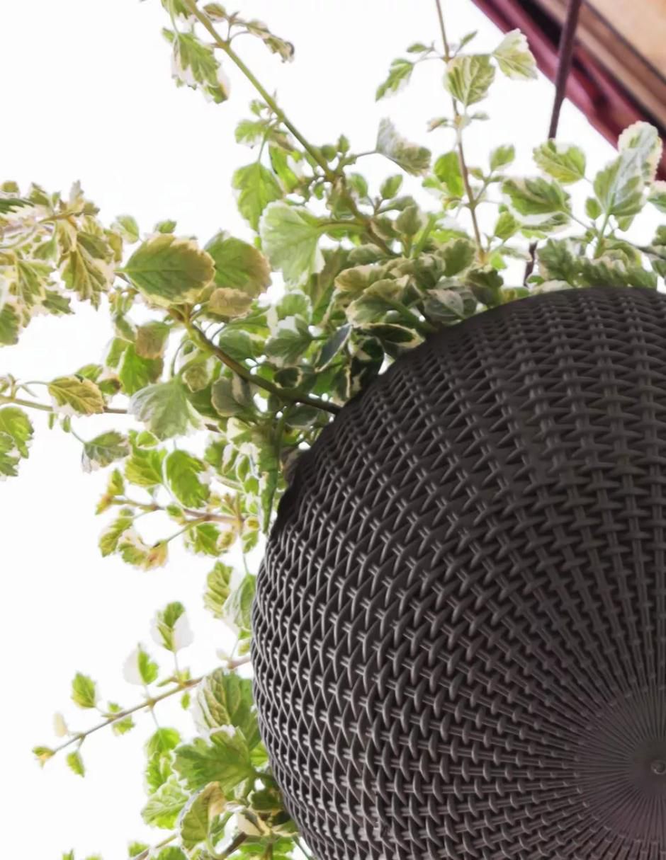 MACETA COLGANTE CON ACABADO SIMIL RATTAN 2