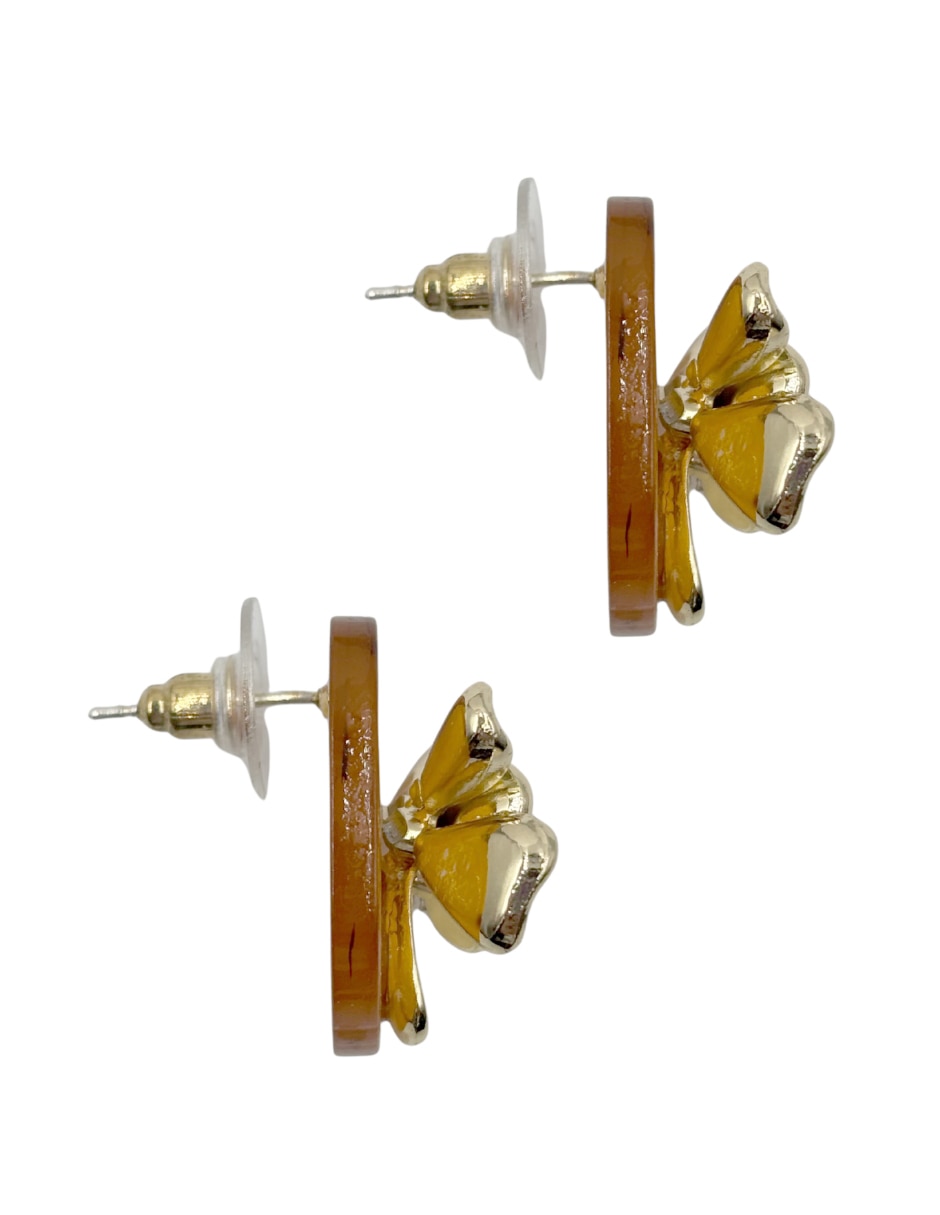 Aretes cortos de flor Map con acabado martillado