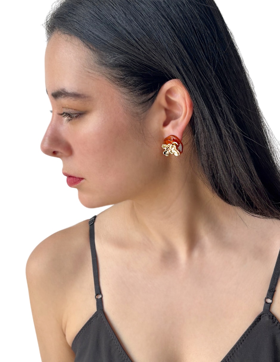 Aretes cortos de flor Map con acabado martillado