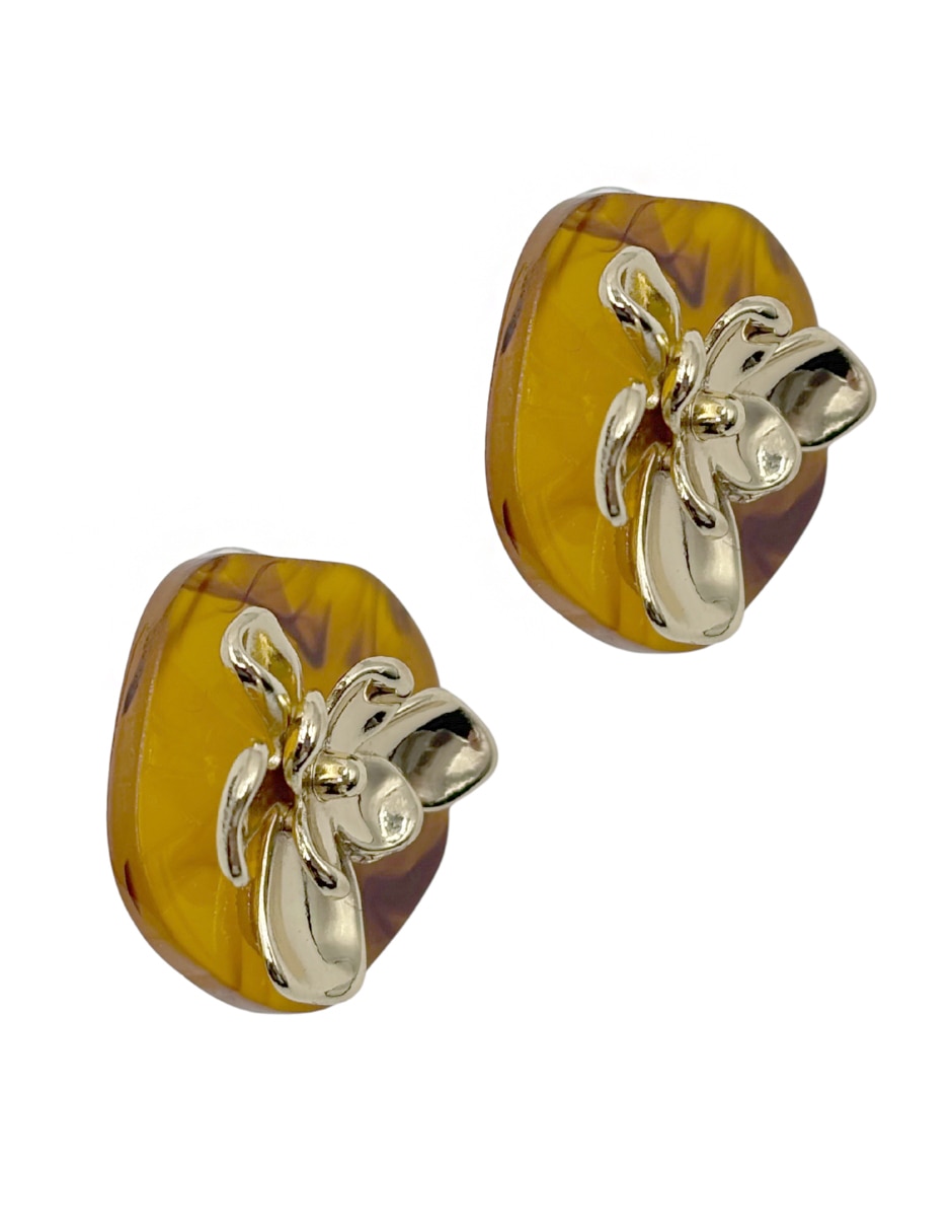 Aretes cortos de flor Map con acabado martillado