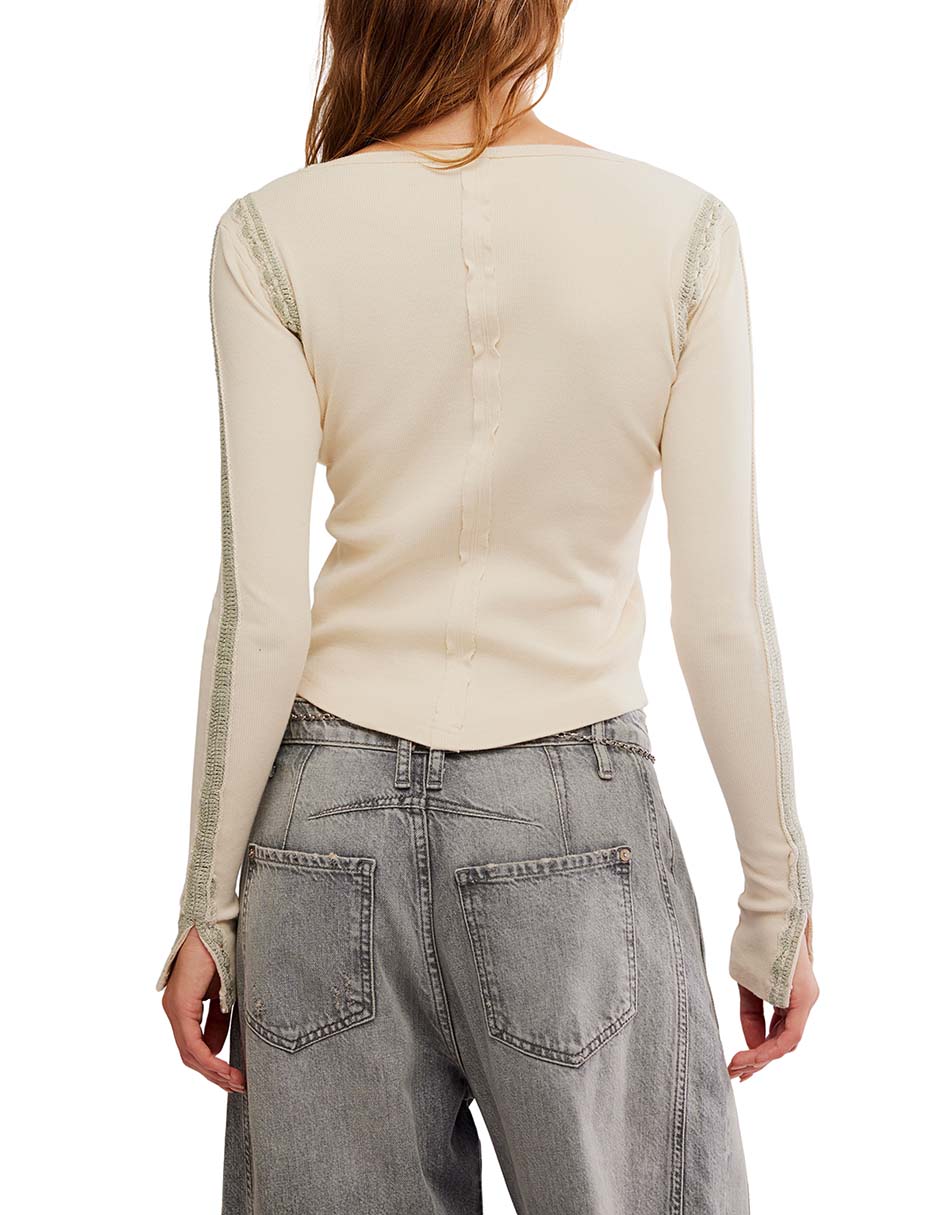 Playera manga larga cuello ojal para mujer 6