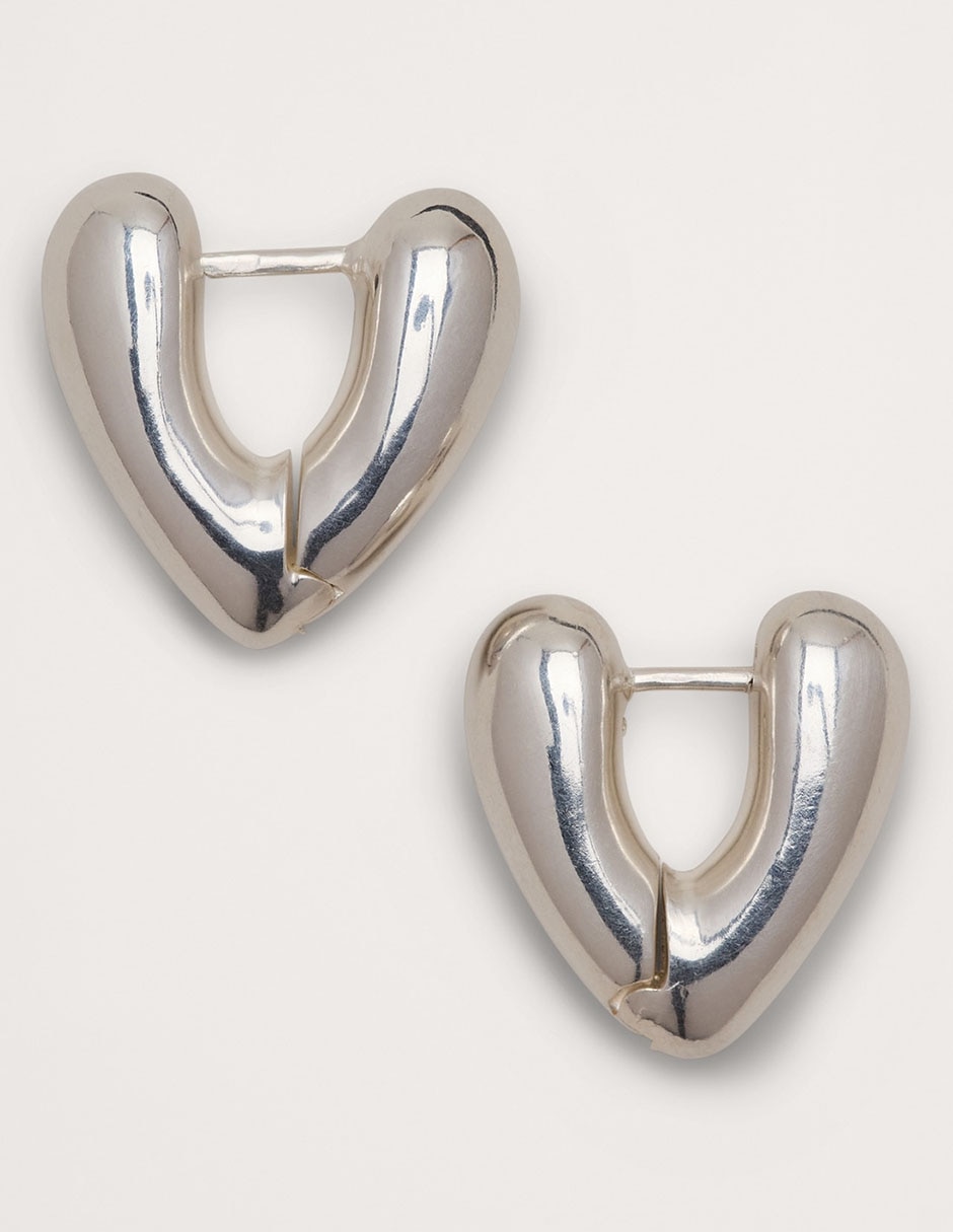 Aretes de corazón con acabado pulido
