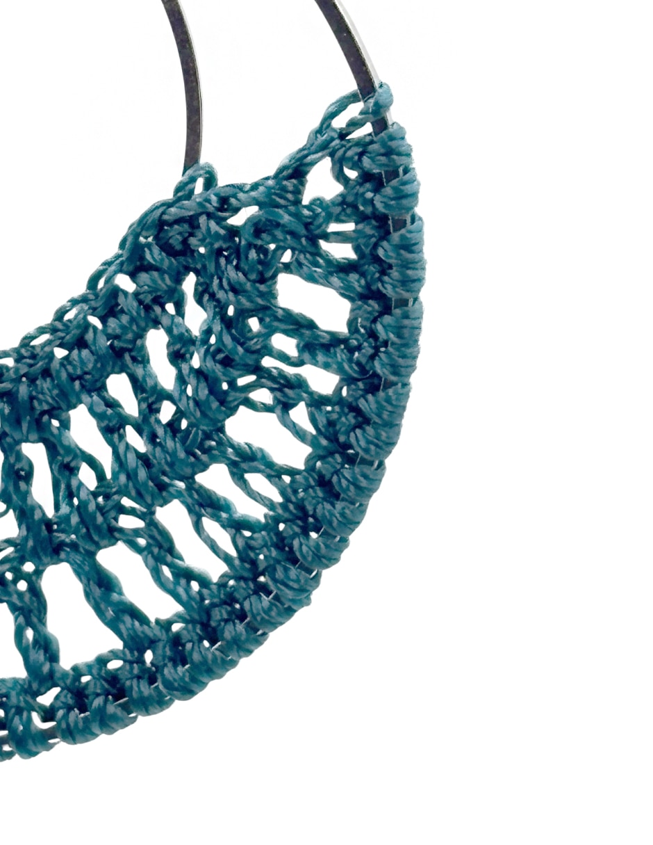 Aretes largos Map con acabado texturizado