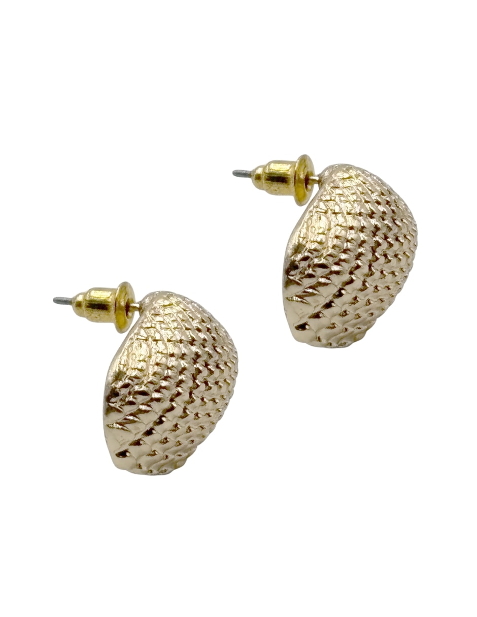 Aretes cortos de concha Map acabado martillado