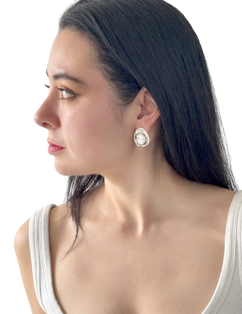 Aretes cortos Map con acabado pulido