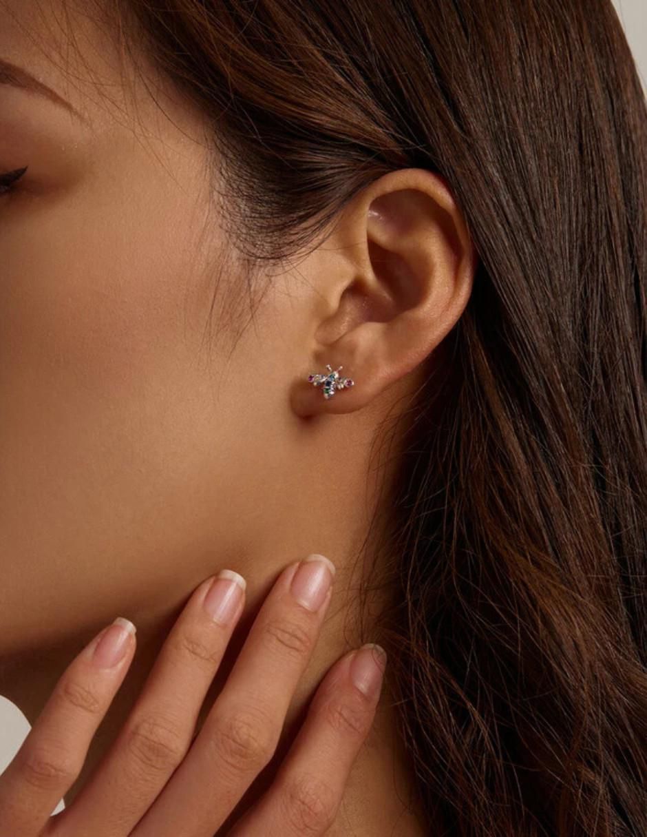 Aretes de abeja con acabado plateado