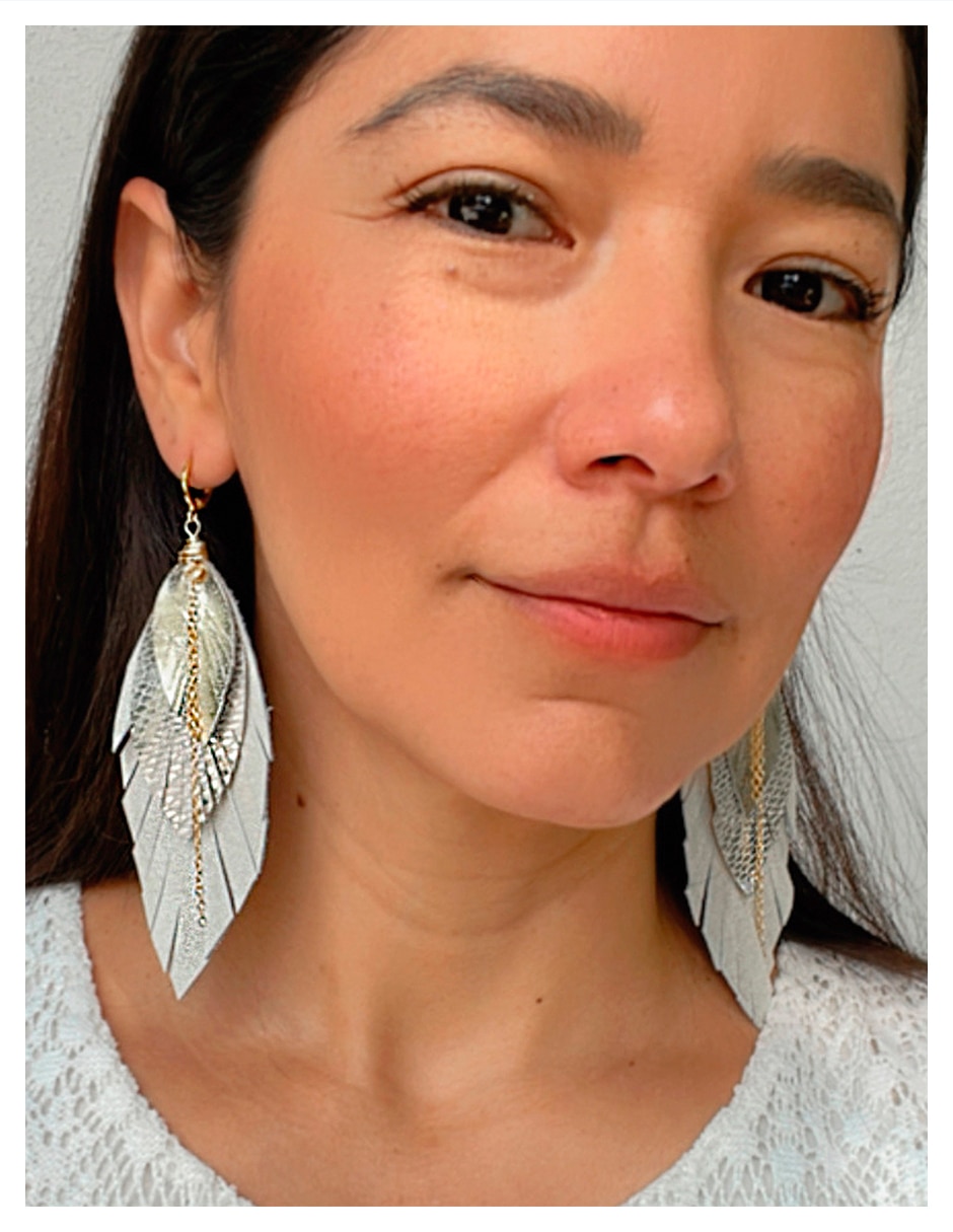 Aretes de pluma vangania de piel 18 k con acabado baño de oro