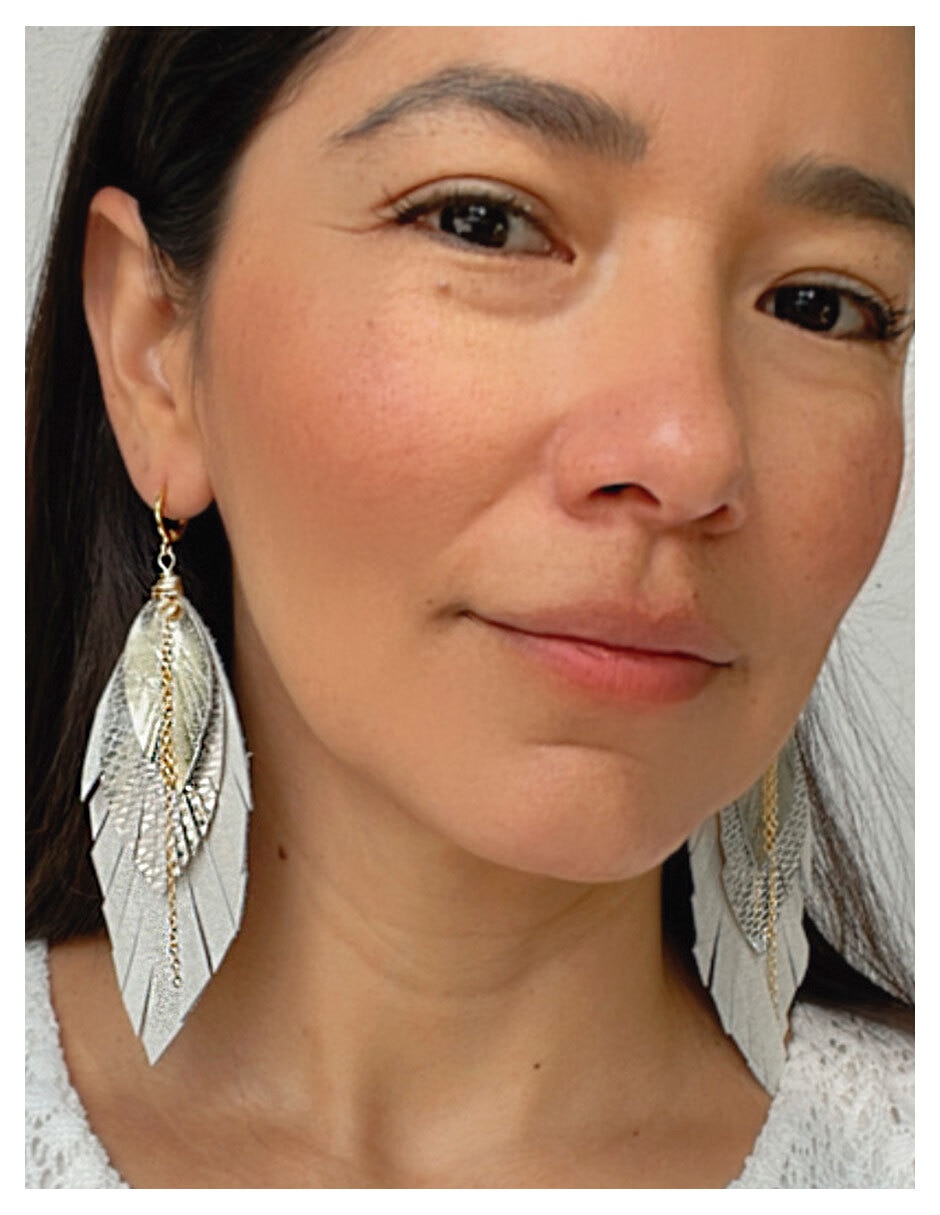 Aretes de pluma de piel 18 k con acabado baño de oro