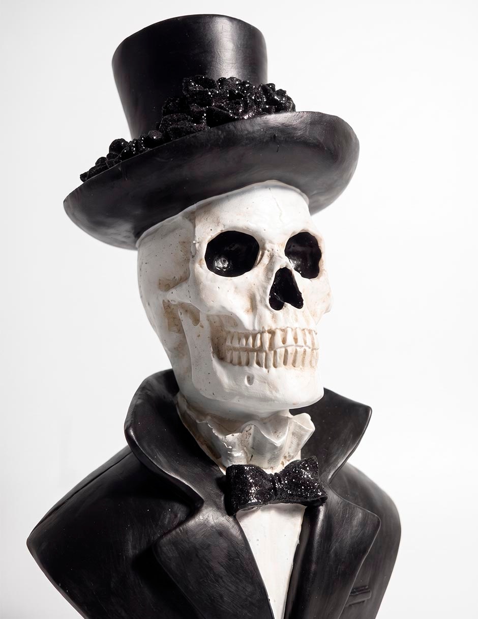 FIGURA CALAVERA EN TRAJE