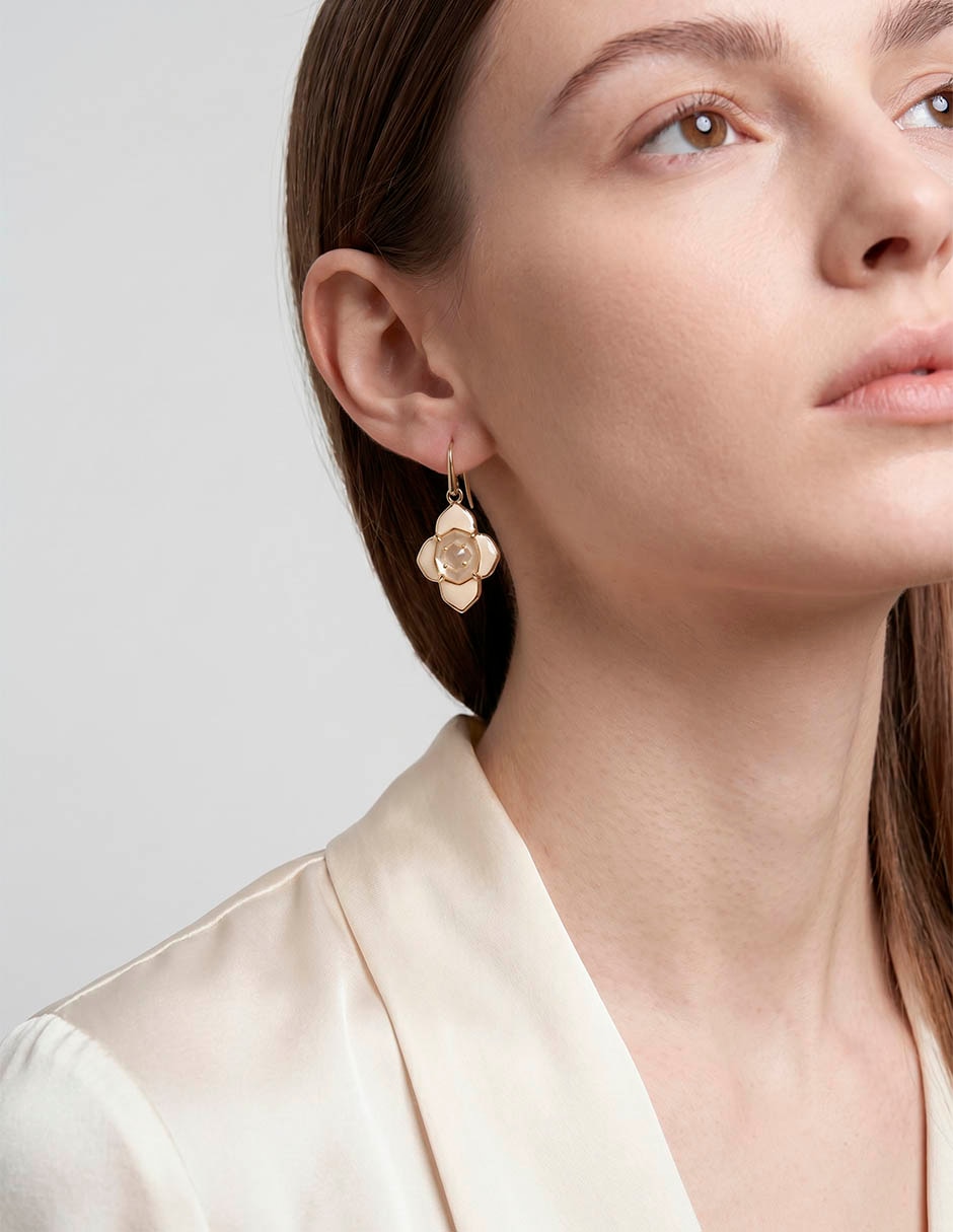 Aretes largos de flor Kendra Scott Abbie con acabado brillante