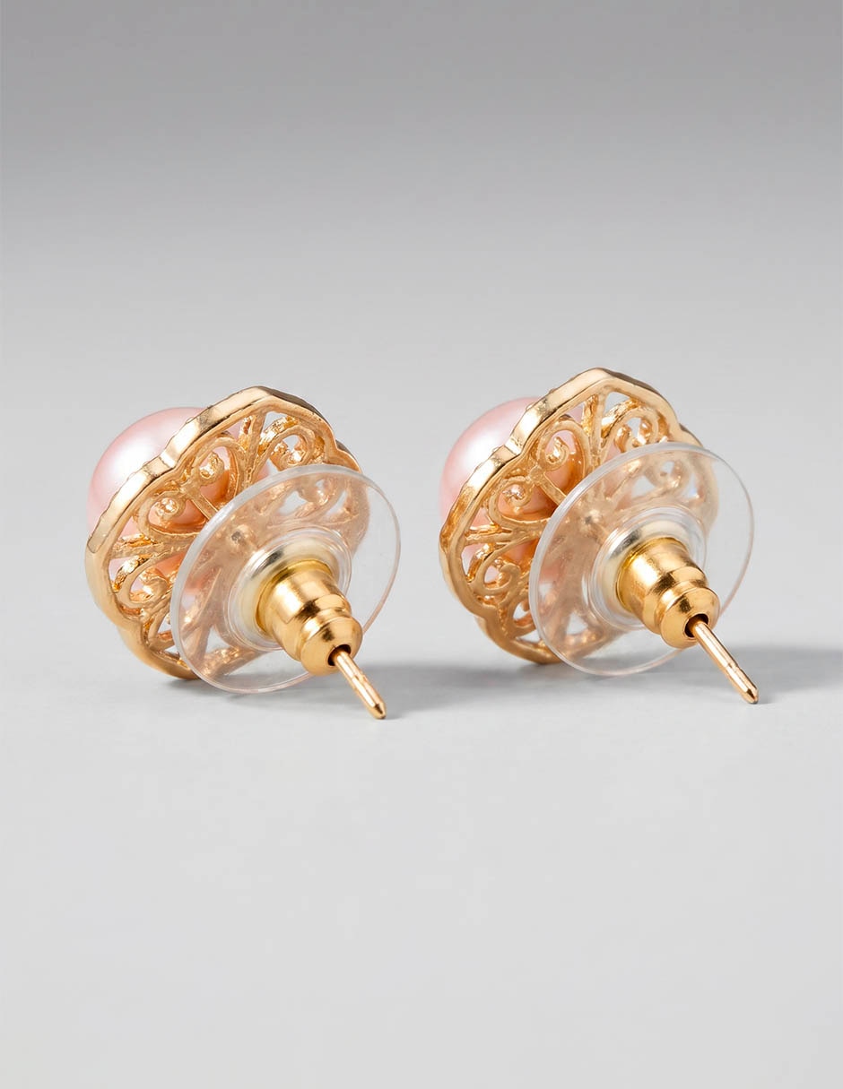 Aretes cortos de flor con acabado baño de aro perla