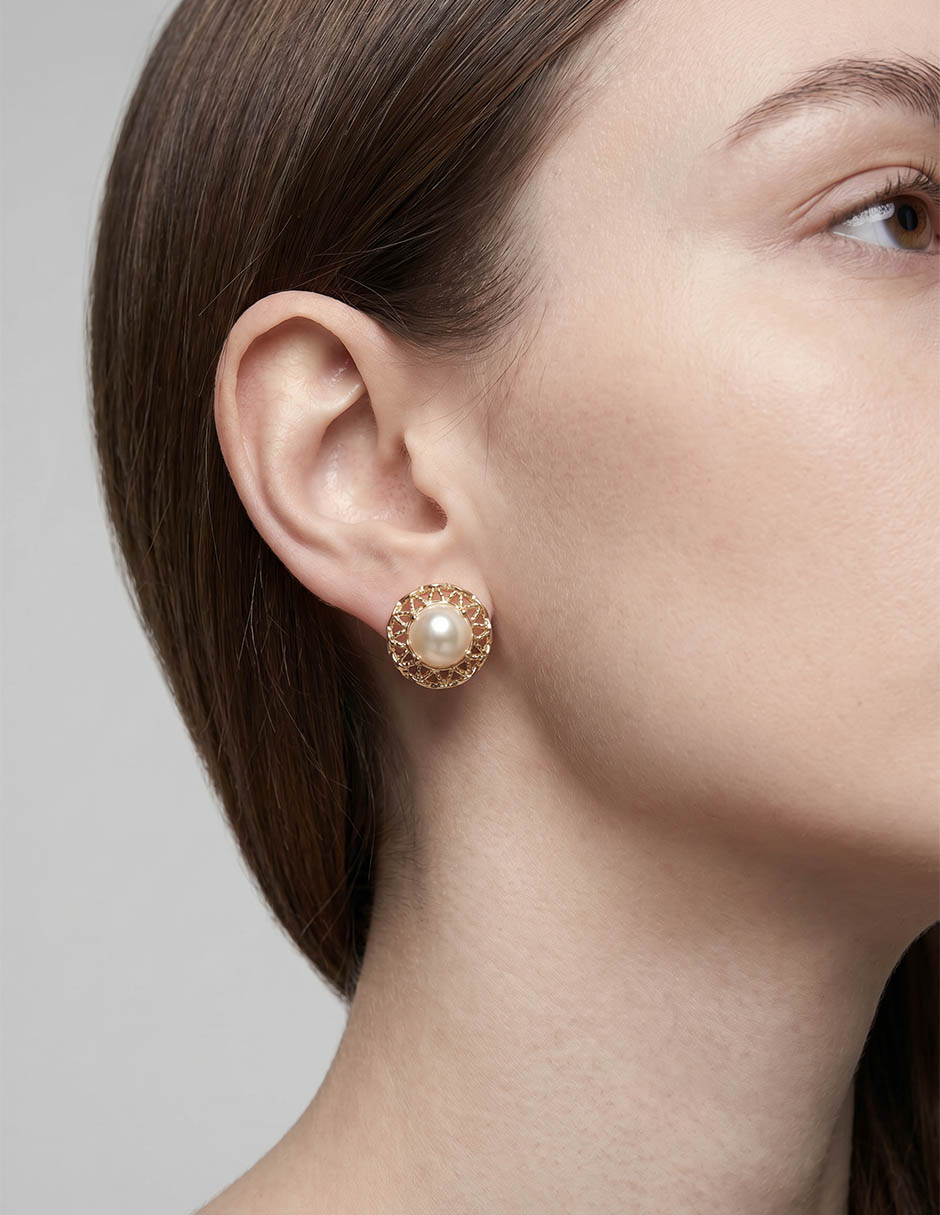 Aretes cortos de flor Kendra Scott con acabado baño de aro perla