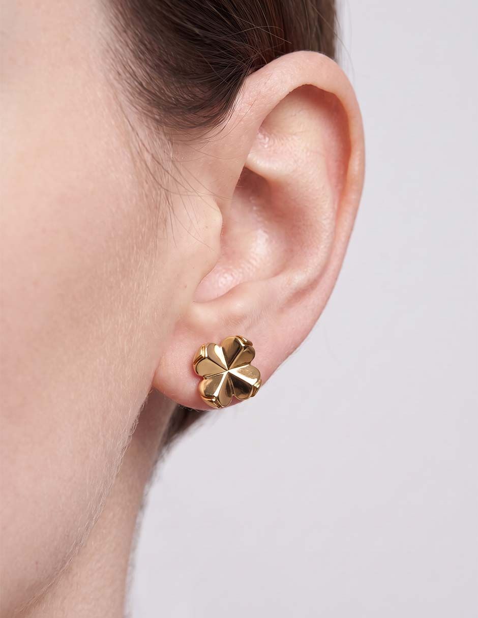 Aretes cortos de flor kte spade con acabado brillante Aretes cortos de flor kte spade con acabado brillante
