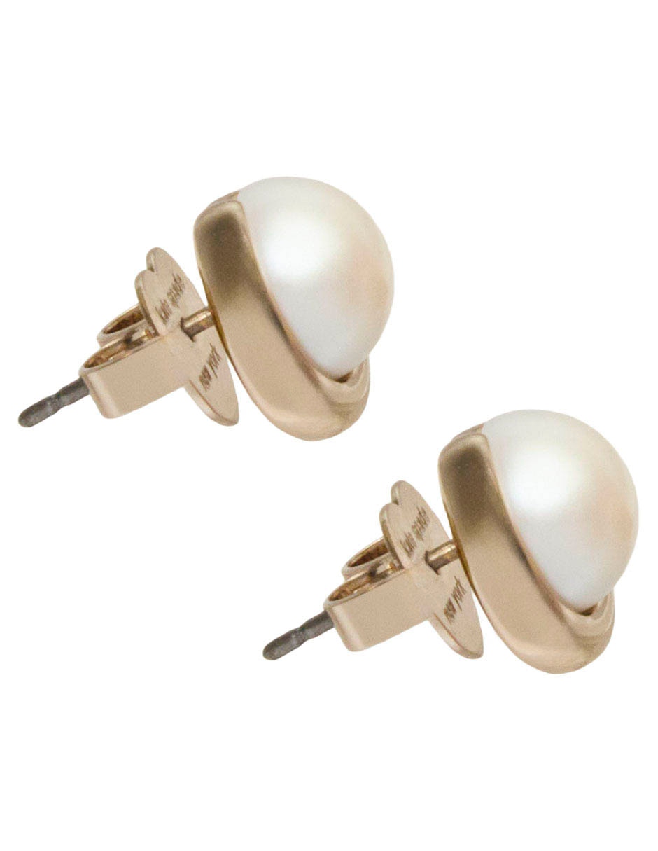Aretes cortos con acabado baño de oro 3