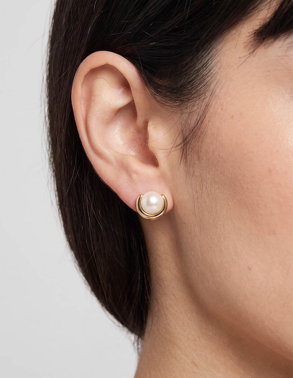 Aretes cortos con acabado baño de oro