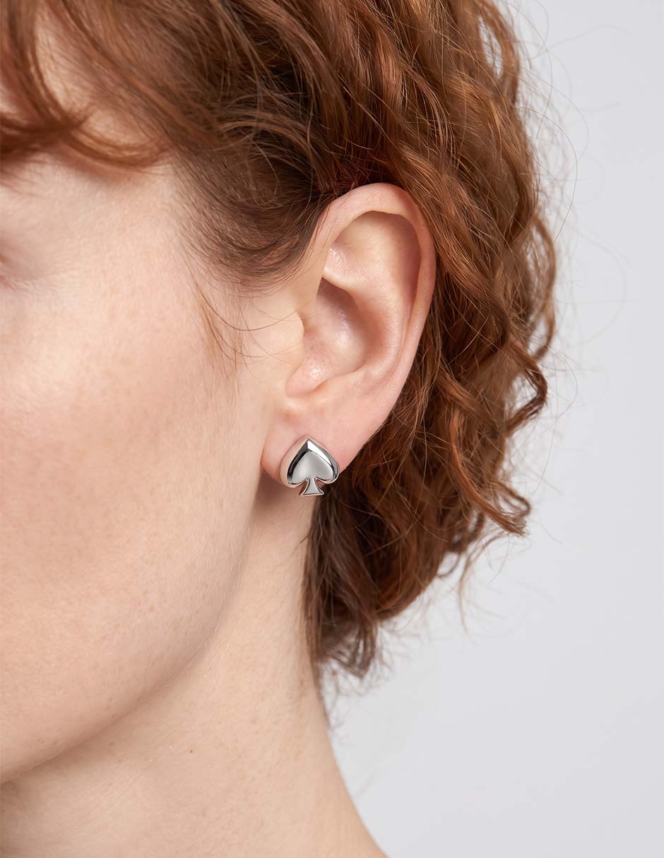 Aretes cortos con acabado brillante Aretes cortos con acabado brillante