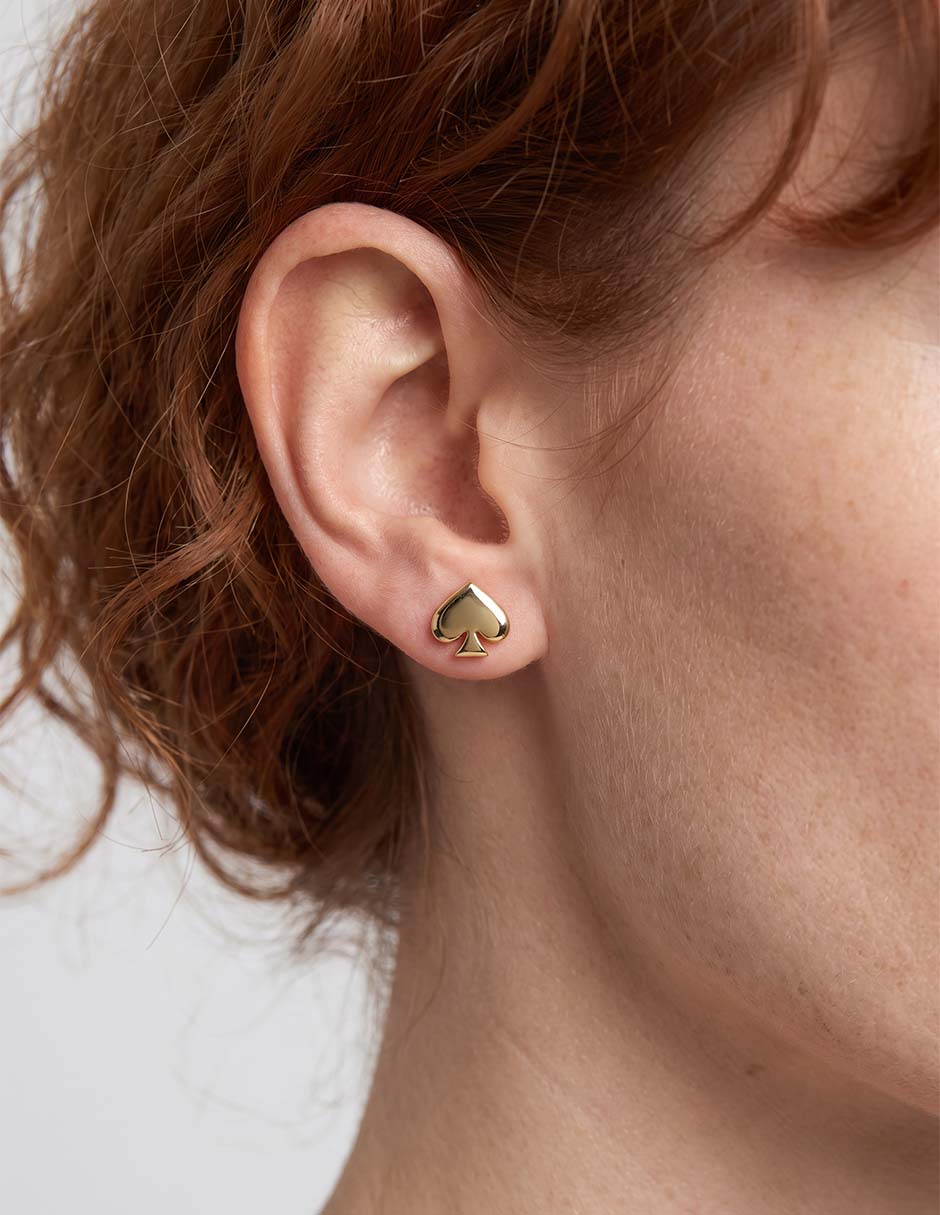 Aretes cortos con acabado brillante