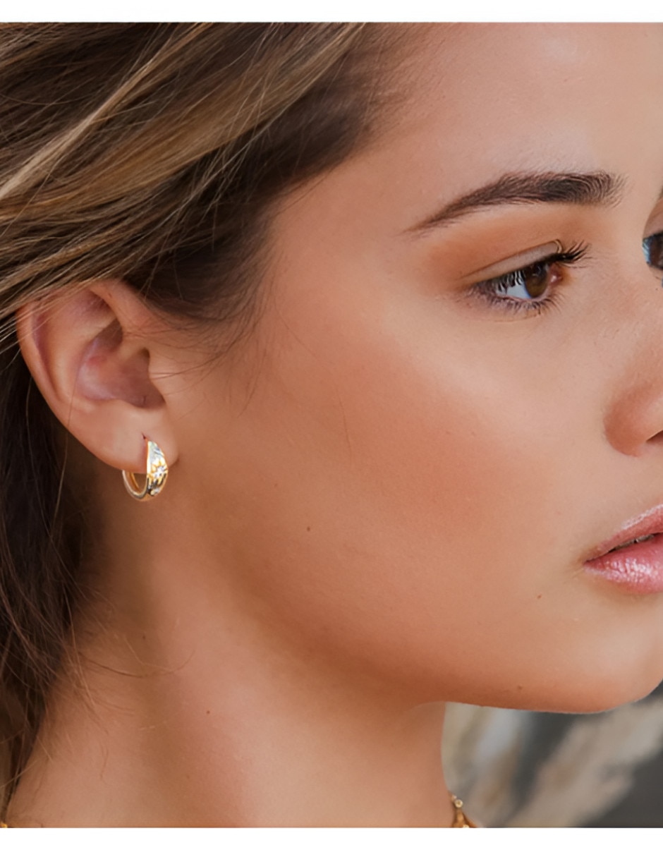 Aretes cortos Xtellar de oro 14 K con acabado brillante zirconia