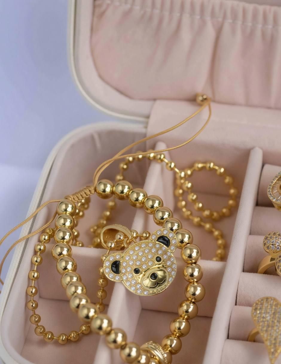 Collar con dije de oso Yoiko Nebula con baño de oro 18 k