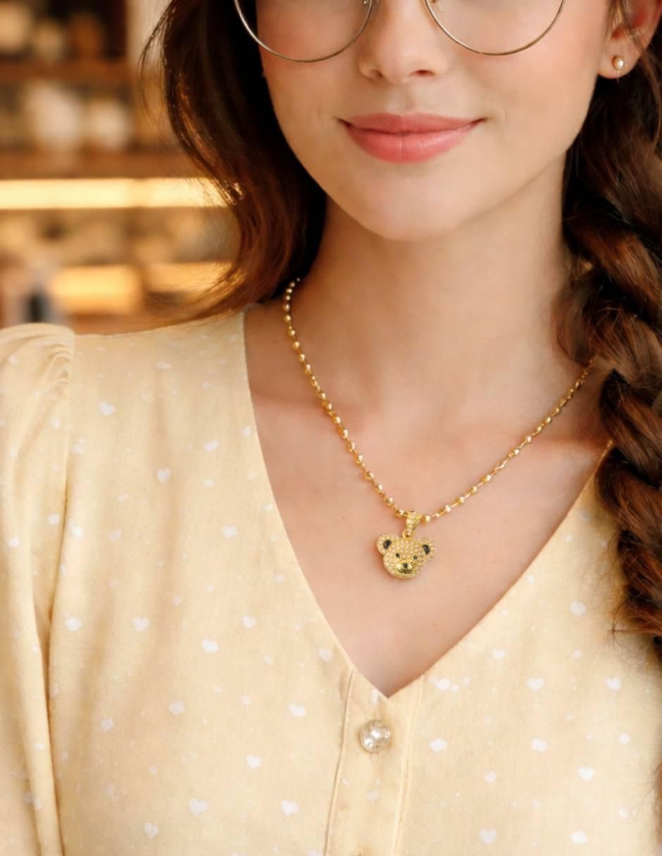 Collar con dije de oso Yoiko Nebula con baño de oro 18 k