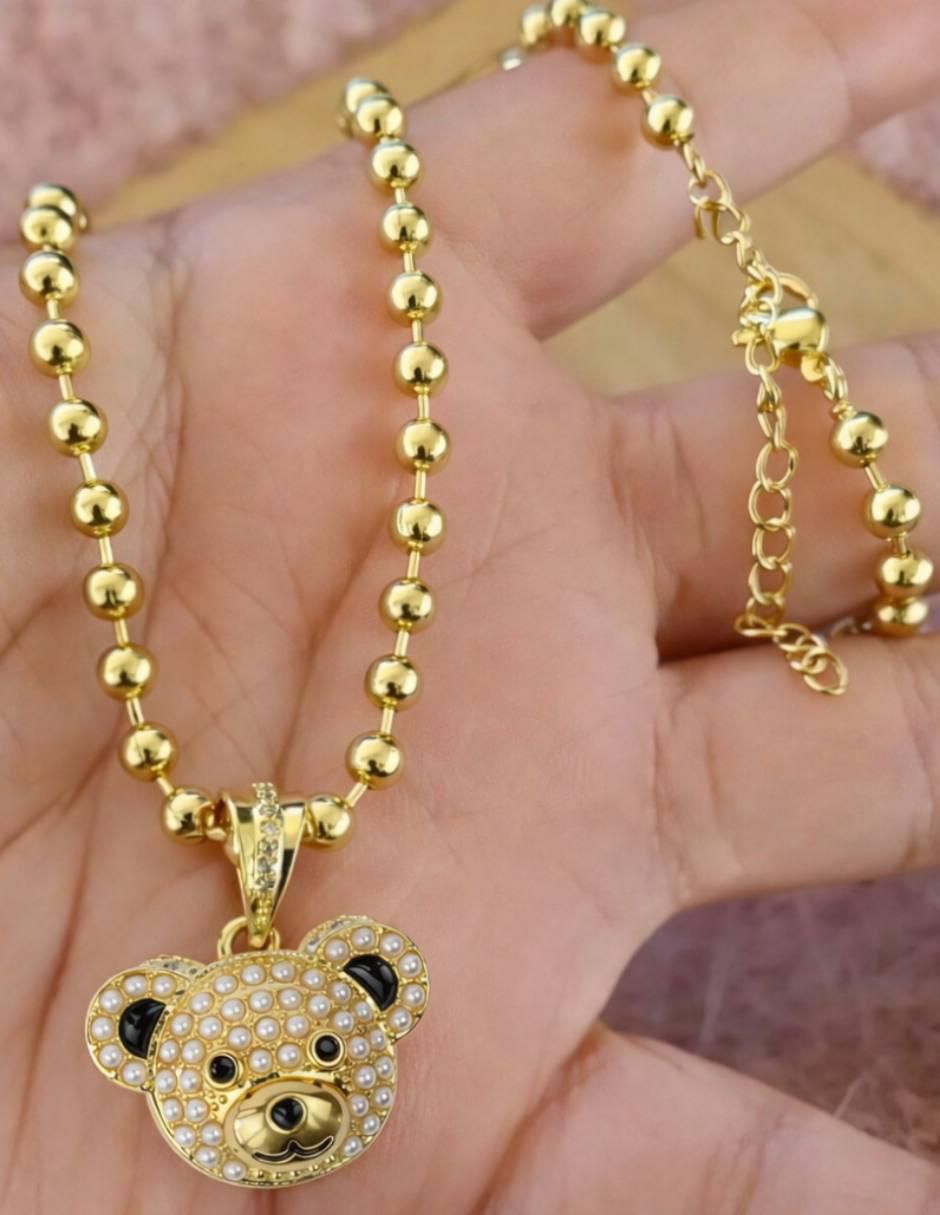 Collar con dije de oso Yoiko Nebula con baño de oro 18 k