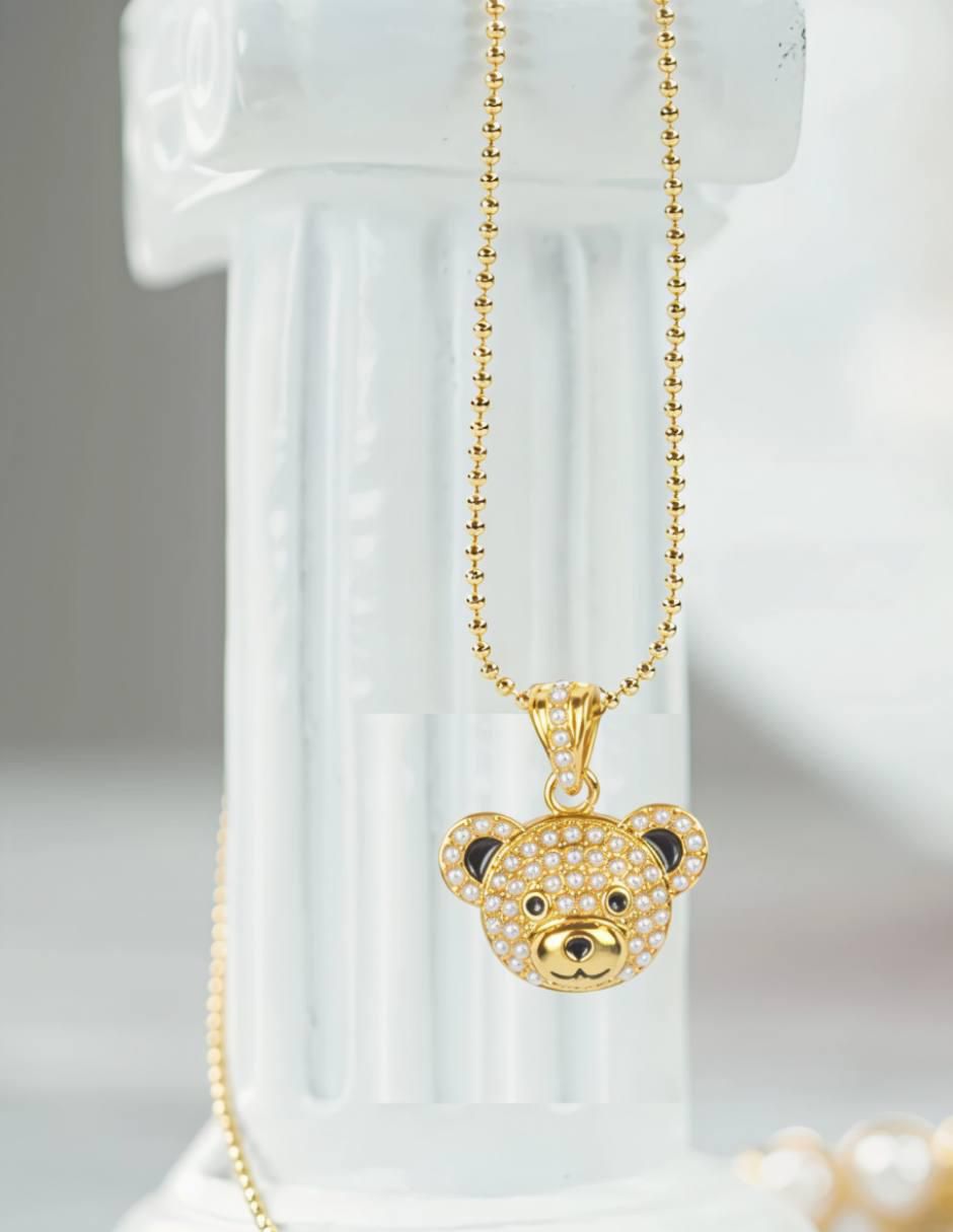Collar con dije de oso Yoiko Nebula con baño de oro 18 k