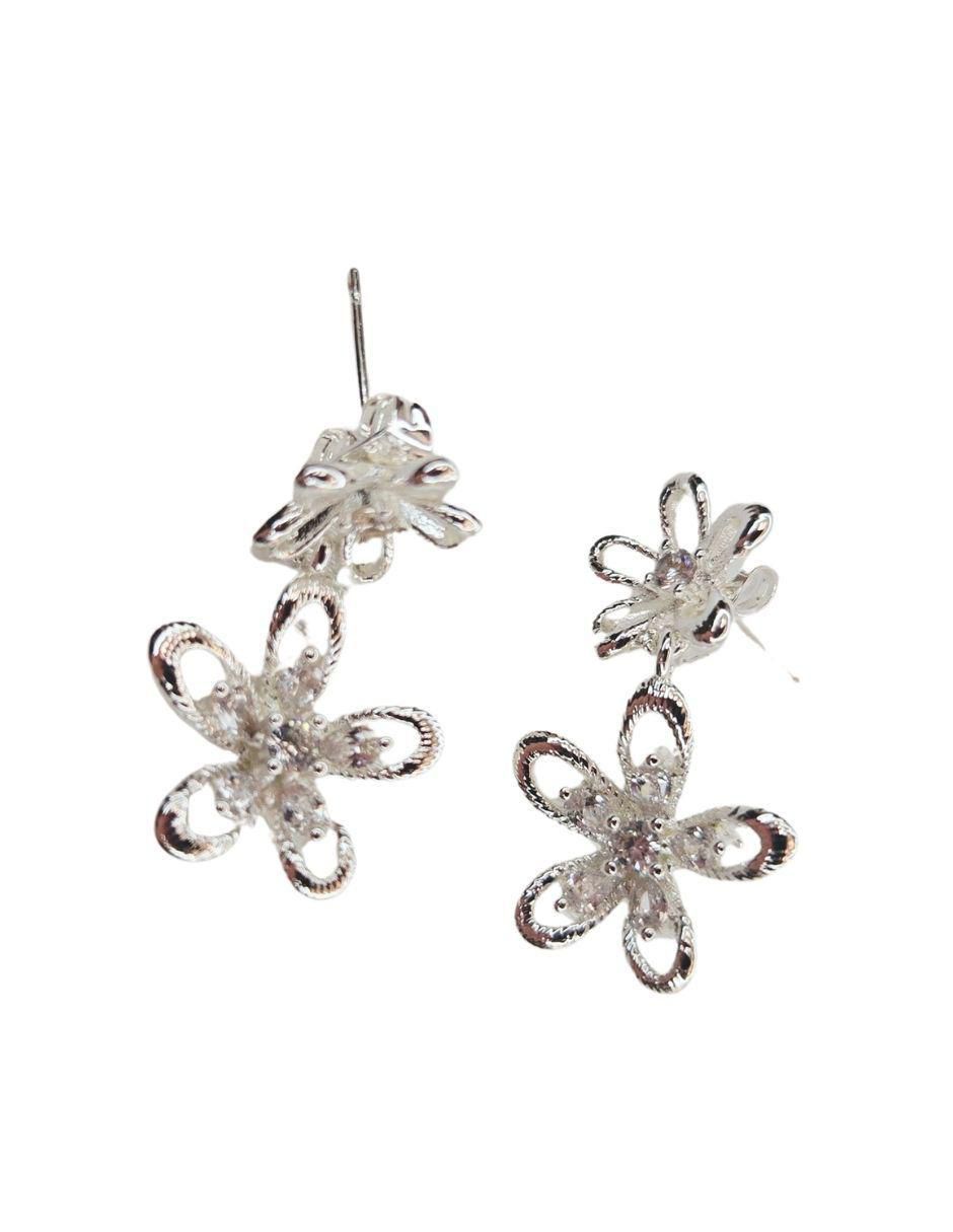 Aretes largos de flor Maria Rayuela con acabado baño de rodio zirconia