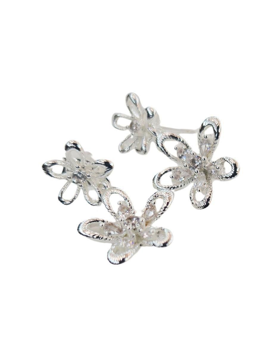Aretes largos de flor Maria Rayuela con acabado baño de rodio zirconia