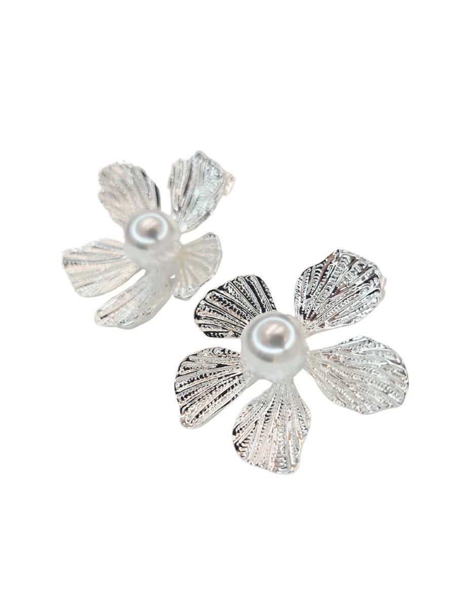 Aretes cortos de flor Maria Rayuela con acabado baño de rodio