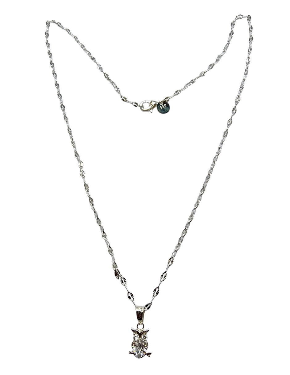 Collar con dije de Búho Limerence By Claudia Herrera de plata P 925