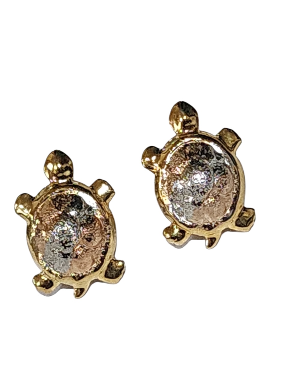 Aretes cortos de tortuga Limerence by Claudia Herrera Mar de oro laminado 14 K con acabado brillante