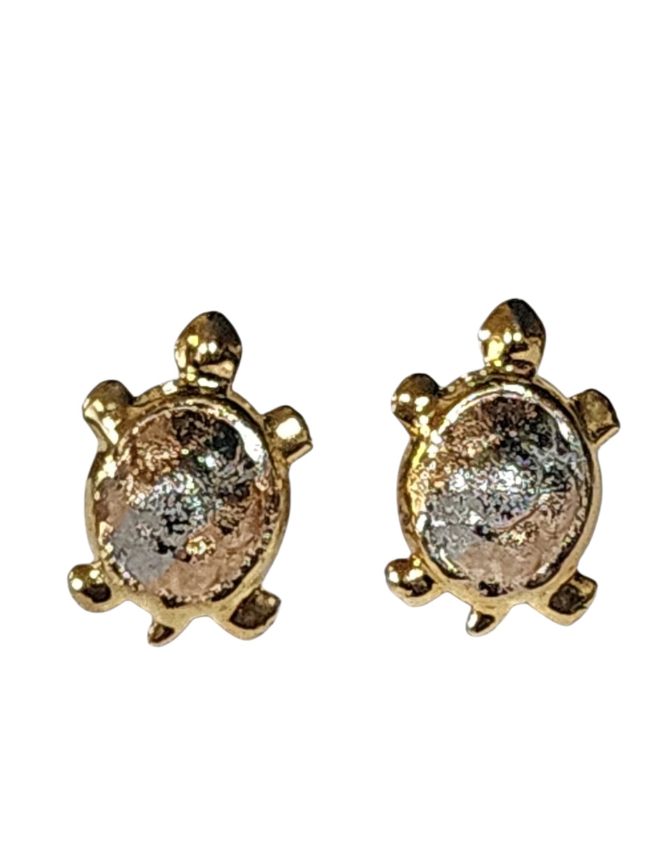 Aretes cortos de tortuga Limerence by Claudia Herrera Mar de oro laminado 14 K con acabado brillante