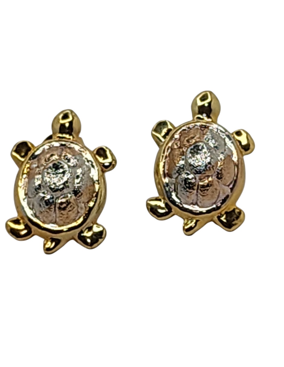 Aretes cortos de tortuga Limerence by Claudia Herrera Mar de oro laminado 14 K con acabado brillante