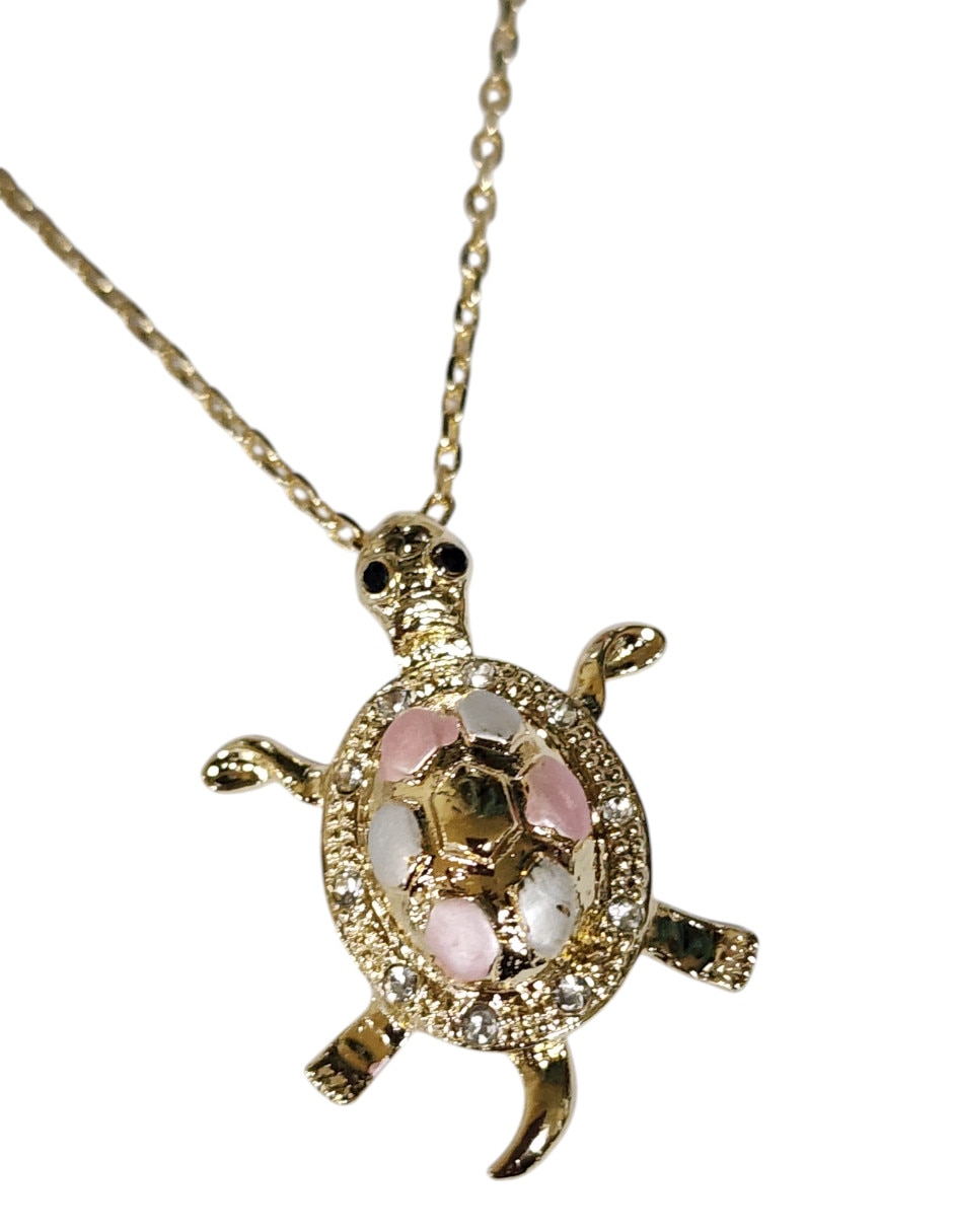 Collar con dije de tortuga Limerence by Claudia Herrera Mar de oro laminado 14 K