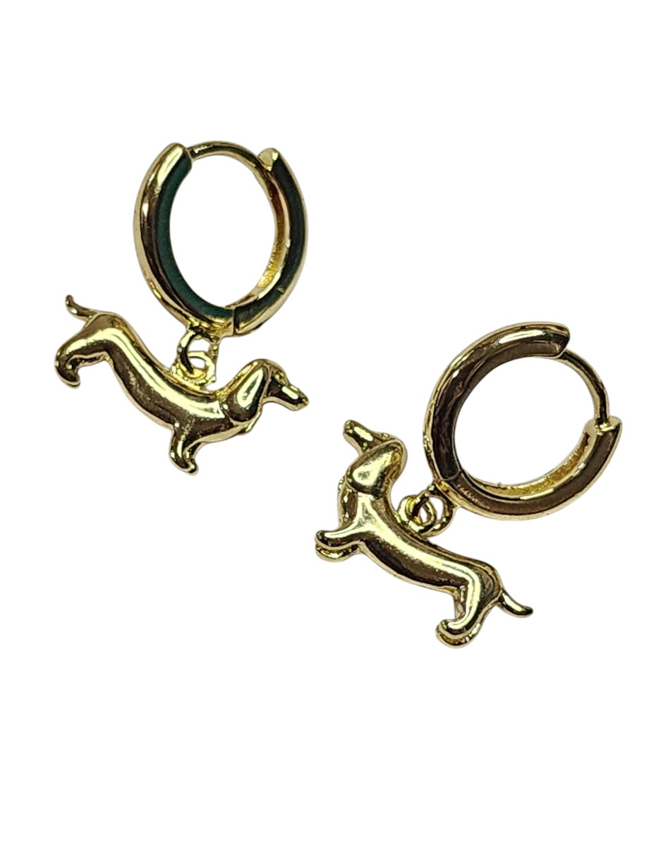 Aretes huggies de perro Limerence by Claudia Herrera Salchcicha de oro laminado 14 K con acabado brillante
