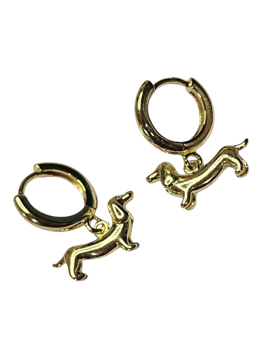 Aretes huggies de perro Limerence by Claudia Herrera Salchcicha de oro laminado 14 K con acabado brillante