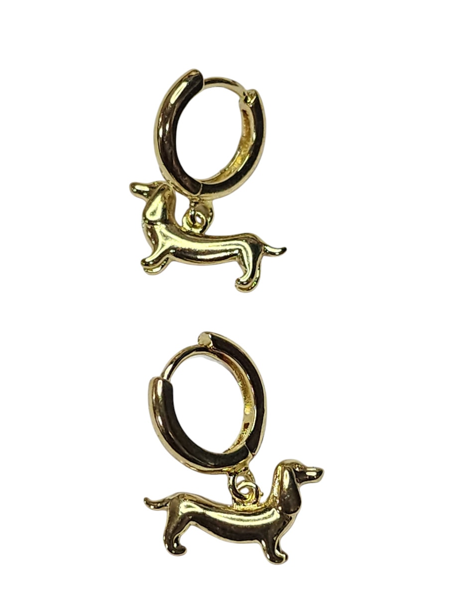 Aretes huggies de perro Limerence by Claudia Herrera Salchcicha de oro laminado 14 K con acabado brillante