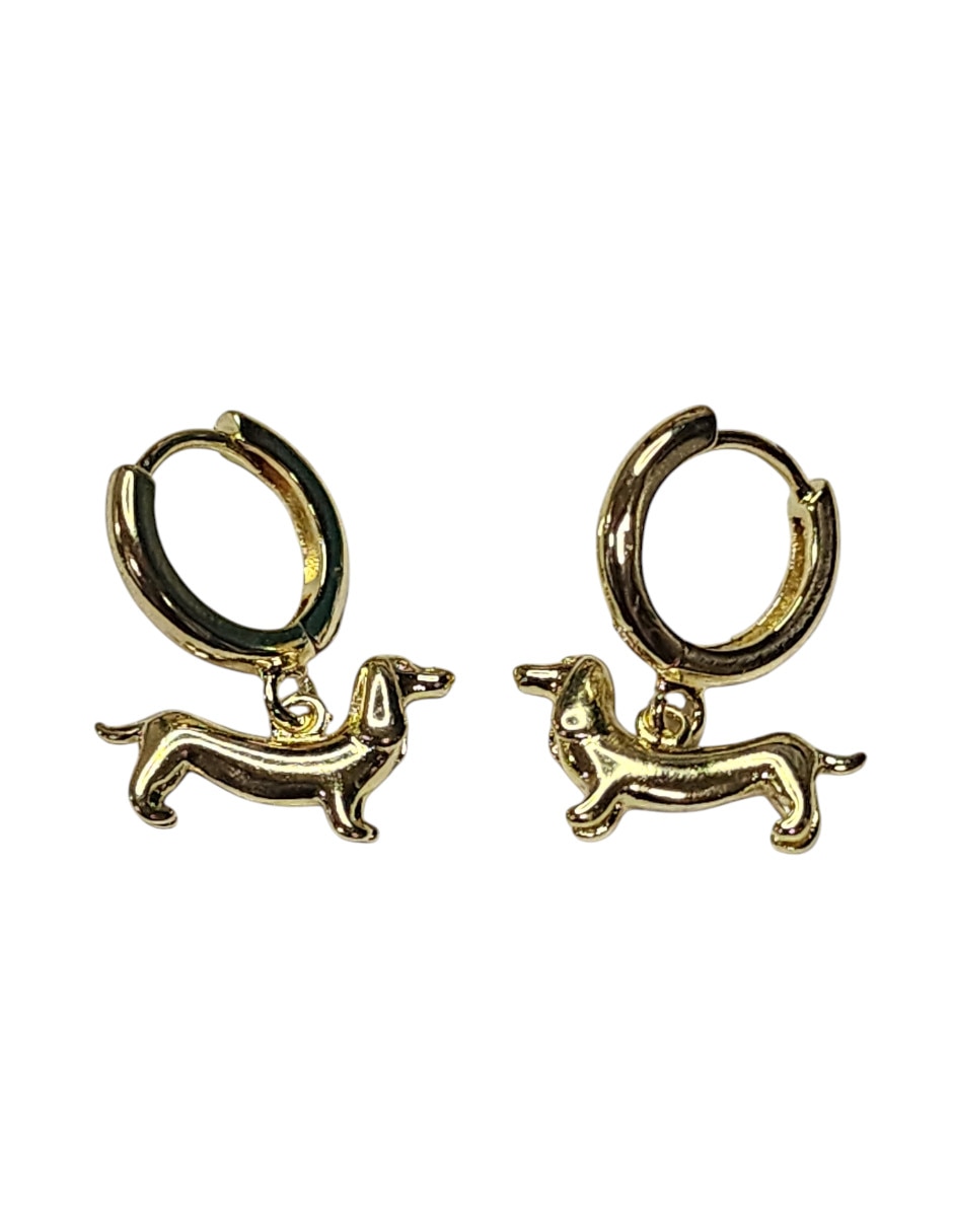 Aretes huggies de perro Limerence by Claudia Herrera Salchcicha de oro laminado 14 K con acabado brillante