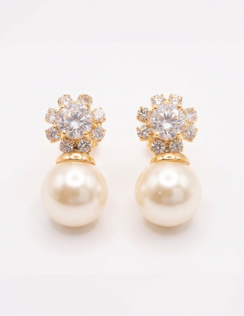 Aretes cortos de perla de oro laminado 18 K con acabado brillante Aretes cortos de perla de oro laminado 18 K con acabado brillante
