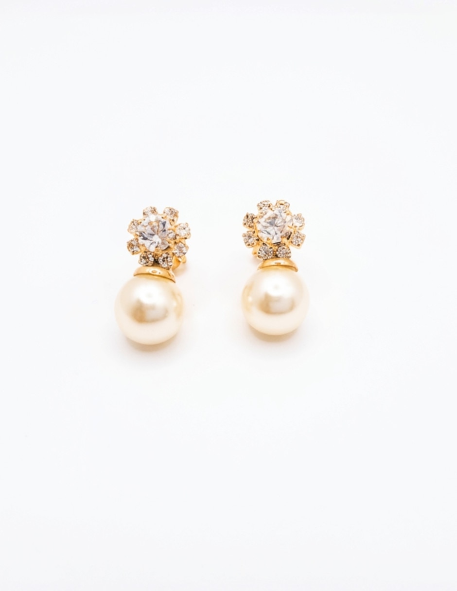 Aretes cortos de perla de oro laminado 18 K con acabado brillante 2