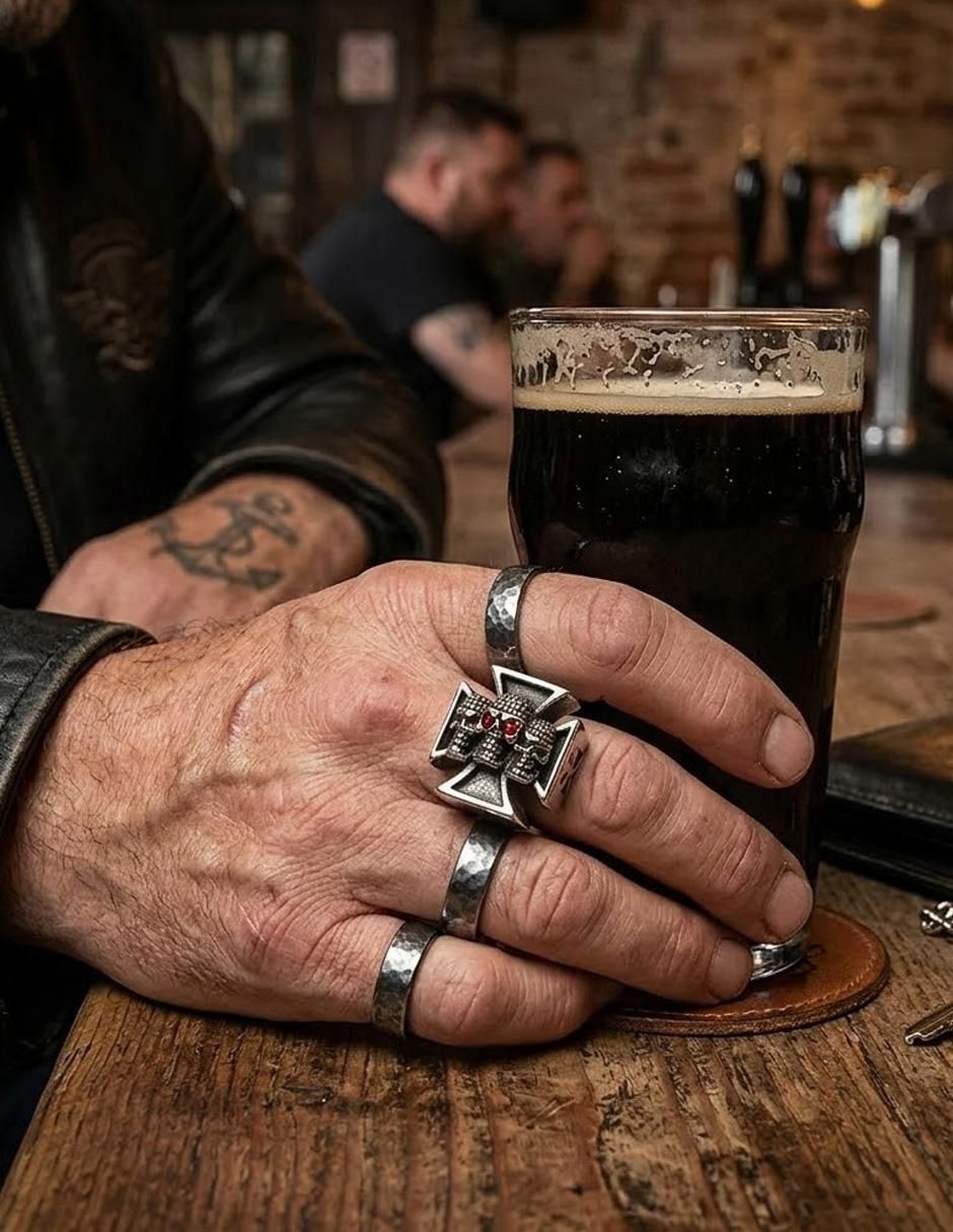 Anillo de calavera nira zirconia cúbica acabado pulido
